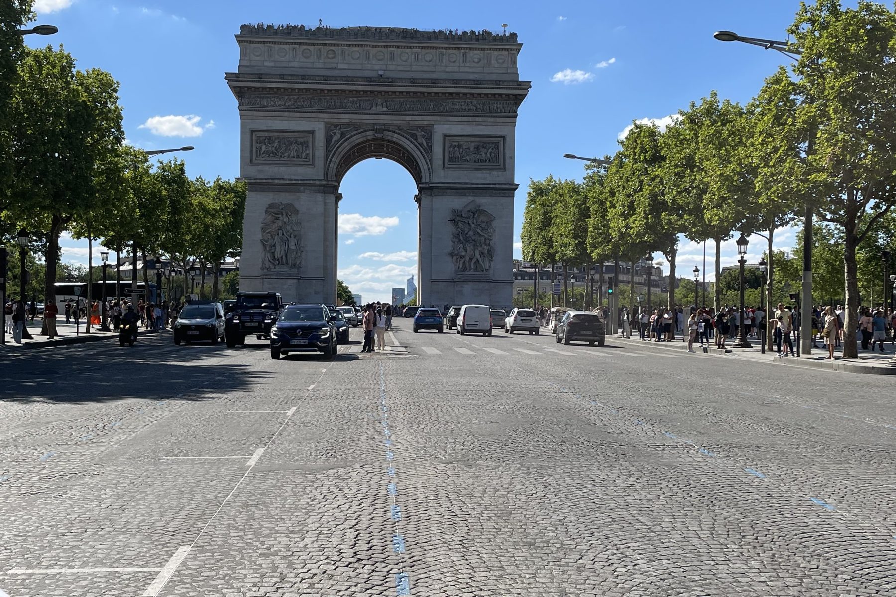 Изглед към Триумфалната арка, заснет от Champs-Élysées в Париж.